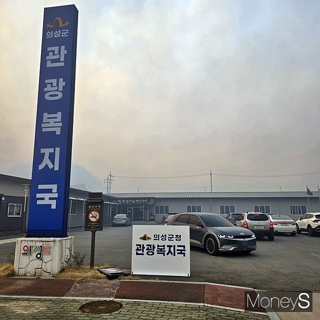 22일 경북 의성군 제2청사 앞이 산불 연기로 뒤덮인 가운데, 차량들이 청사를 빠져나오고 있다. 이날 직원들도 긴급 대피했다./사진=황재윤 기자