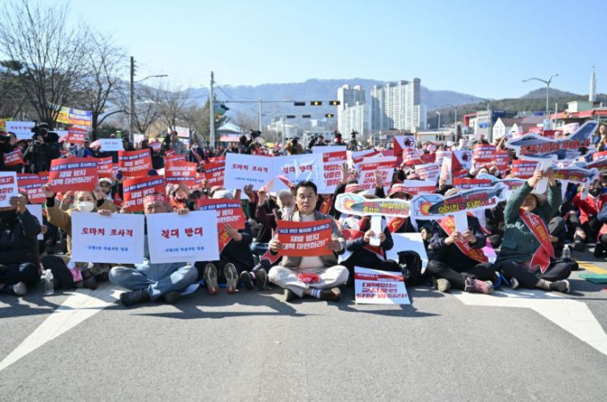 지난 19일 열린 포천시민 총궐기대회에서 14개 읍면동 주민 1000여명이 모여 정부·국회·국방부를 향해 피해보상, 특별법 제정 등을 요구하고 있다. /사진제공=경기북부청