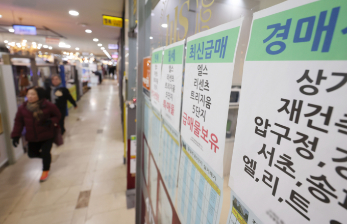 24일부터 서울의 강남 3구와 용산구에 대한 토지거래허가구역(토허제)이 적용된다. 사진은 서울 송파구 한 공인중개사에 경매전문 문구가 표시됐다. /사진-뉴시스