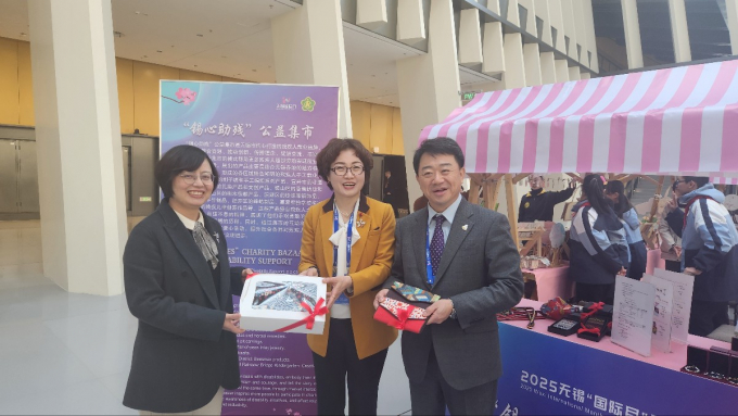 중국 '우시 국제의 달'에 초청된 김해시 대표단이 김해지역에서 만든 장애인 생산품을 우시시에 기증했다./사진=김해시 
