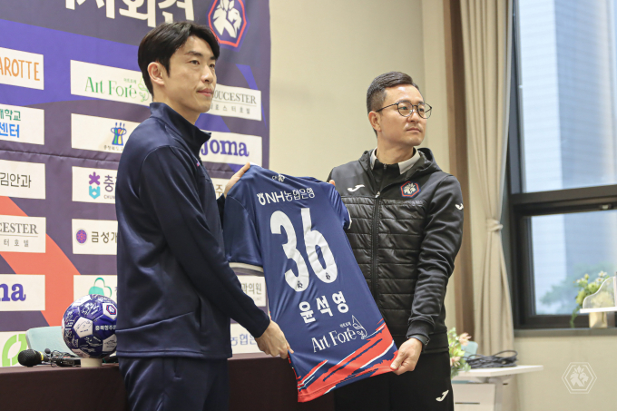 국가대표 출신 베테랑 측면 수비수 윤석영이 충북청주FC에서 새로운 도전에 나선다. 사진은 24일 충북청주FC에 입단한 윤석영의 모습. /사진=충북청주FC 제공