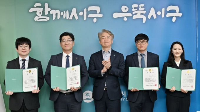 김이강 광주시 서구청장(가운데)이 24일 구청장실에서 ‘우리동네 착한노무사 위촉식’을 갖고 위촉장을 수여한 후 참석자들과 기념촬영을 하고 있다./사진=광주 서구청