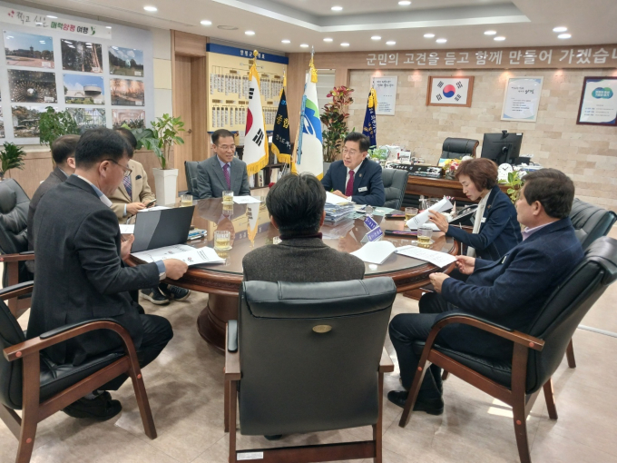 김계남 경기도교육청학생교육원 원장(맨 앞쪽 왼쪽)이 24일 전진선 양평군수(맨 앞쪽 오른쪽)와 학생교육원 이전과 관련한 지자체와의 긴밀한 협력을 위한 간담회를 가지고 있다. /사진제공=경기도교육청학생교육원
