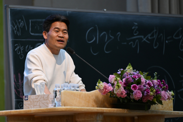 전한길에게 '쓰레기'라고 욕했다는 당사자가 입장을 밝혔다. 사진은 '대통령 탄핵반대 광주·전남 애국시민 총궐기집회'에서 전한길 역사강사가 발언하는 모습. /사진=뉴시스