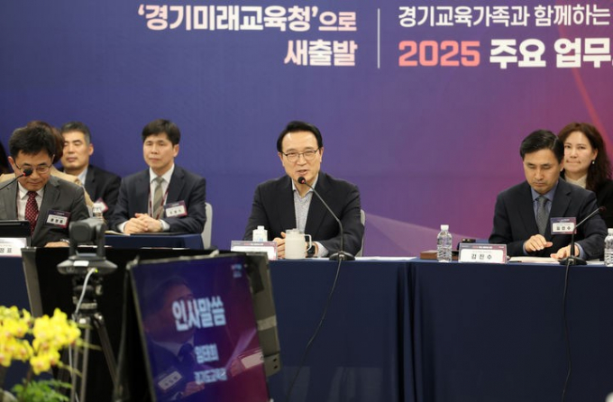 임태희 경기도교육감(앞줄 오른쪽으로부터 2번째)이 24일 '2025년 경기도교육청 주요 업무보고회'에 참석해 발언하고 있다. /사진제공=경기도교육청 