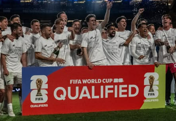 뉴질랜드 축구대표팀이 오세아니아 지역 예선에서 1위를 차지하고 2026 북중미월드컵 본선 진출을 확정했다. 사진은 지난 24일(한국시각) 뉴질랜드 오클랜드 에덴파크에서 열린 2026 북중미월드컵 오세아니아 지역 예선' 플레이오프 결승전에서 뉴칼레도니아를 꺾고 본선 진출을 확정 지은 뉴질랜드 선수단의 모습. /사진=뉴질랜드 축구대표팀 공식 인스타그램 캡처