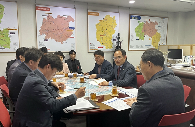영주시 관계자들이 임종득 국민의힘 의원을 만나 주요 현안사업을 건의하고 있다./사진제공=경북 영주시
