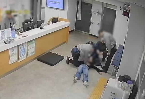 아버지가 파출소로 데려온 심정지 상태의 20대 여성을 경찰관들이 응급처치로 구한 사연이 알려졌다.사진은 경남 성남위례파축소 배연운 경장이 A씨를 상대로 심폐소생술 하는 모습. /사진=뉴스1(경기남부경찰청 제공)
