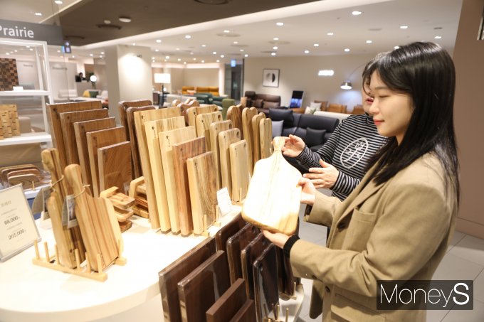 롯데백화점 광주점 8층 수제 원목 조리도구 전문 브랜드 '프레리' 매장을 찾은 여성 고객들이 도마를 살펴보고 있다/사진=롯데백화점 홍보 3팀 제공.