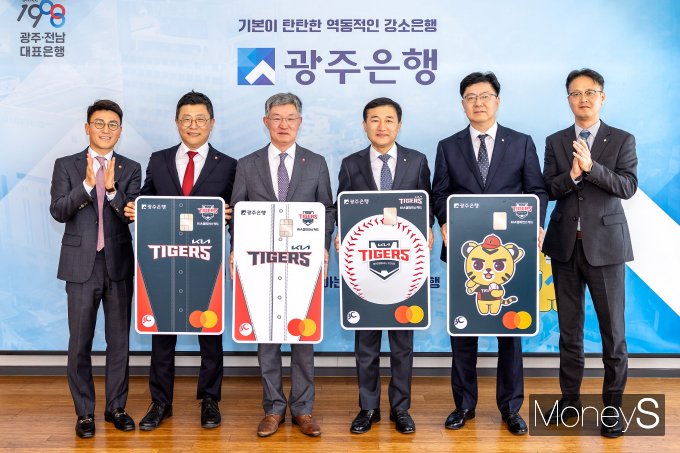 고병일 광주은행장(오른쪽 세번째)과 최원석 BC카드 사장(왼쪽 세번째)등 양 사 관계자들이 광주은행의 BC카드 정회원사 가입 행사를 열고 기념촬영을 하고 있다/사진=광주은행 제공.