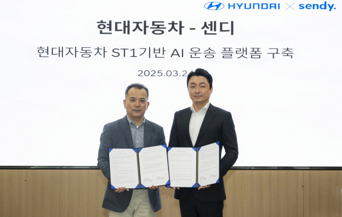 현대차와 센디가 ST1 기반 AI 운송 플랫폼 구축을 위한 MOU를 맺었다. 사진은 관련 협약식에 나섰던 오기용(왼쪽) 현대차 국내SV 사업실 상무, 염상준 센디 대표이사. /사진=현대차