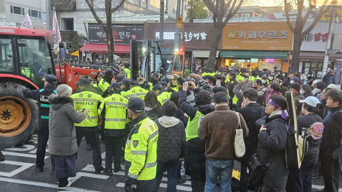 26일 오전 경찰이 서울 광화문 서십자각 천막농성장 부근에서 전국농민회총연맹(전농) 트랙터 1대를 발견해 견인 시도 중이다. /사진=뉴스1