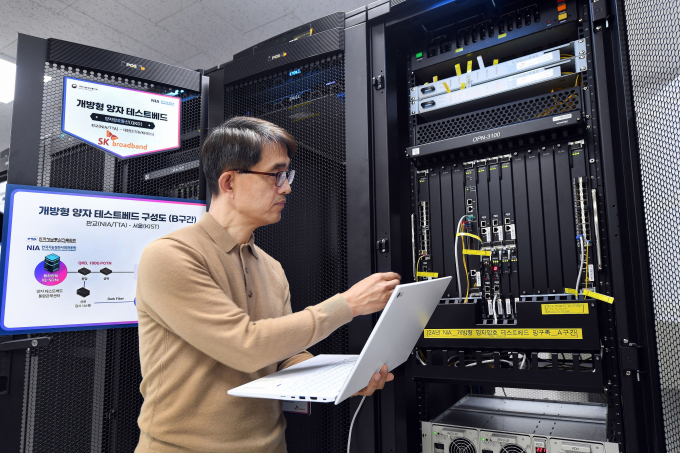SK브로드밴드가 양자내성암호(PQC) 전용회선 사업을 첫 수주하며 사업을 본격화한다.사진은 SK브로드밴드 구성원이 판교에 위치한 양자 테스트베드에서 PQC가 적용된 암호전송장비를 소개하고 있는 모습. /사진=SK브로드밴드 제공