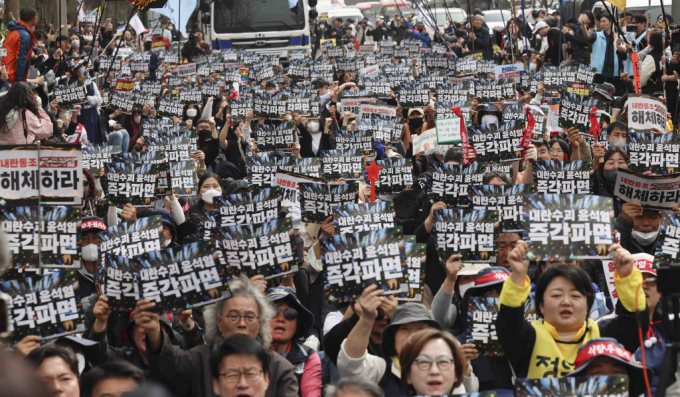 전국농민회총연맹(전농)이 약 18시간 만에 남태령에서 해산했다. 사진은 남태령에서 '윤석열 즉각파면' 구호를 외치는 사람들의 모습. /사진=뉴시스