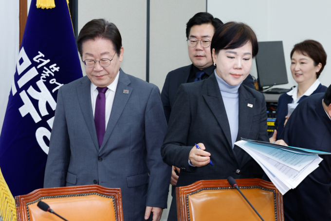 이재명 더불어민주당 대표가 공직선거법 위반 혐의 재판에서 무죄를 선고받자 전현의 민주당 최고위원이 검찰을 비판했다. 사진은 지난 21일 서울 여의도 국회에서 열린 더불어민주당 최고위원회에 참석한 이 대표와 전 의원(오른쪽)의 모습. /사진=뉴스1 