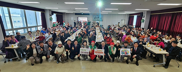 지난 24일 봉덕2동 행정복지센터 4층 대회의실에서 열린 새봄맞이 어르신 효 한마당 행사 참석자들이 단체사진을 촬영하고 있다./사진제공=대구 남구새마을회