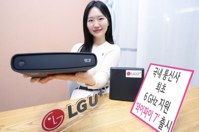 LG유플러스가 기존 대비 최대 4배 이상 빠른 속도를 제공하는 '와이파이7'(Wi-Fi 7) 공유기를 출시했다. 사진은 LG유플러스 직원이 와이파이7 공유기를 소개하는 모습. /사진=LG유플러스 제공 