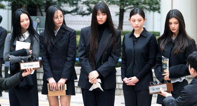 인천공항본부세관이 걸그룹 뉴진스와의 홍보대사 계약 연장 여부에 대해 내부에서 검토 중이라고 밝혔다. 사진은 걸그룹 뉴진스(NJZ 하니, 민지, 혜인, 해린, 다니엘)가 지난 7일 서울 서초구 서울중앙지방법원에서 열린 '어도어, 뉴진스 상대 기획사 지위보전 및 광고계약 체결 등 금지 가처분' 심문기일을 마친 후 취재진의 질문에 답변하는 모습. /사진=뉴시스