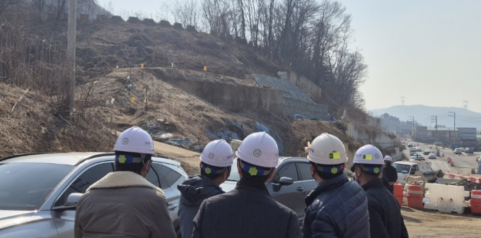 민관합동점검단이 도로변 인접 절토사면에 대한 안전점검을 하는 모습.  /사진제공=경기도