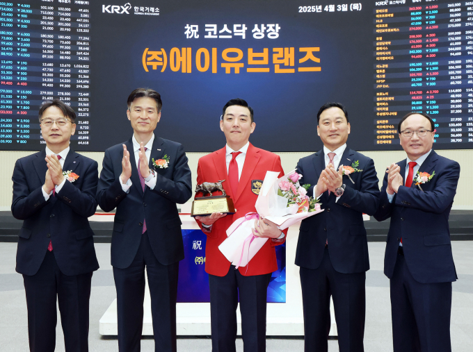 사진은 3일 서울 여의도 한국거래소에서 진행된 에이유브랜즈 상장 기념식. /사진=뉴스1