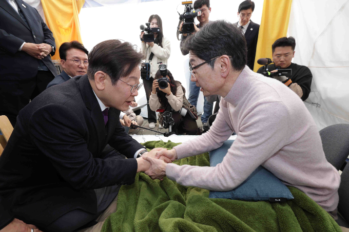 김경수 전 경남도지사가 극우 세력을 제외한 모든 국민이 계엄으로 찢긴 한국을 다시 세워야 한다고 주장했다. 사진은 지난달 21일 윤석열 대통령 파면을 촉구하며 단식 투쟁 중인 김 전 지사(오른쪽)와 이재명 대표. /사진=뉴시스