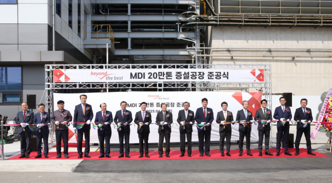 3일 전남 여수공장에서 진행된 MDI 증설 공장 준공식에서 왼쪽 여섯번째부터 백종훈 금호석유화학 대표이사, 정기명 여수시장, 박찬구 금호석유화학 회장, 탄노와 츠토무 일본 미쓰이화학 회장, 박준경 금호석유화학 총괄사장이 기념 테이프 커팅을 하고 있다. /사진=금호석유화학그룹