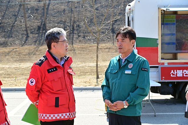 윤경희 청송군수(오른쪽)가 임상섭 산림청장(왼쪽)과 대화를 나누고 있다./사진제공=경북 청송군