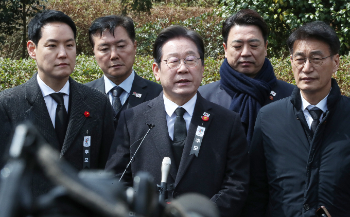이재명 더불어민주당 대표가 3일 제주 4·3 사건 희생자 추념식에서 비상계엄 당시 "학살계획이 있었다"며 강하게 비판했다. 사진은 이날 추념식 이후 취재진의 질문에 답하는 이 대표. /사진=뉴시스