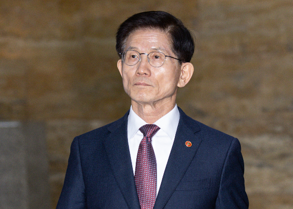 김문수 고용노동부 장관이 심우정 검찰총장 자녀의 특혜 채용에 대해 부처에 사건이 접수되면 엄정 수사하겠다는 입장을 밝혔다. 사진은 김문수 고용노동부 장관이 4일 오후 국회에서 열린 본회의에 참석하는 모습. /사진=뉴스1