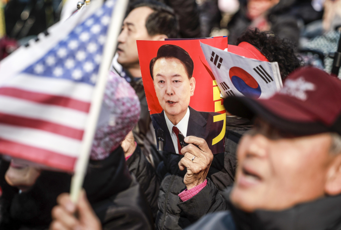4일 서울 용산구 한남동 대통령 관저 앞에서 윤석열 대통령 탄핵 반대 집회 참가자들이 구호를 외치고 있다. /사진=뉴시스