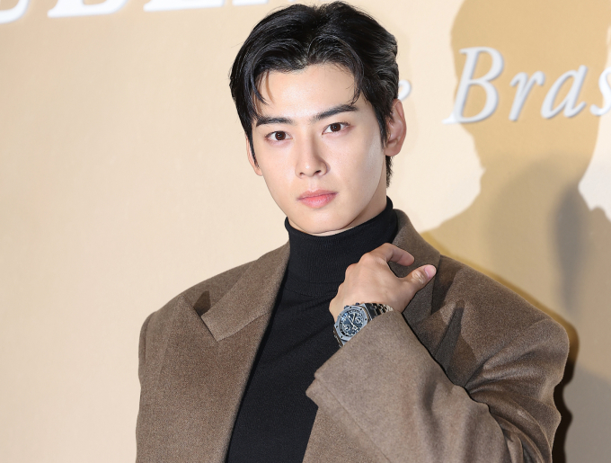 김새론과 배우 김수현의 미성년자 시절 교제 의혹을 둘러싼 증거 싸움이 계속되고 있는 가운데, 도 넘는 실명 폭로에 애꿎은 인물들만 피해를 보고 있다. 사진은 지난해 11월 서울 성동구 성수동에서 열린 스위스 고급 시계 브랜드 오데마 피게 AP 플래그십 그랜드 오프닝 행사에 참석한 가수 겸 배우 차은우. /사진=뉴스1