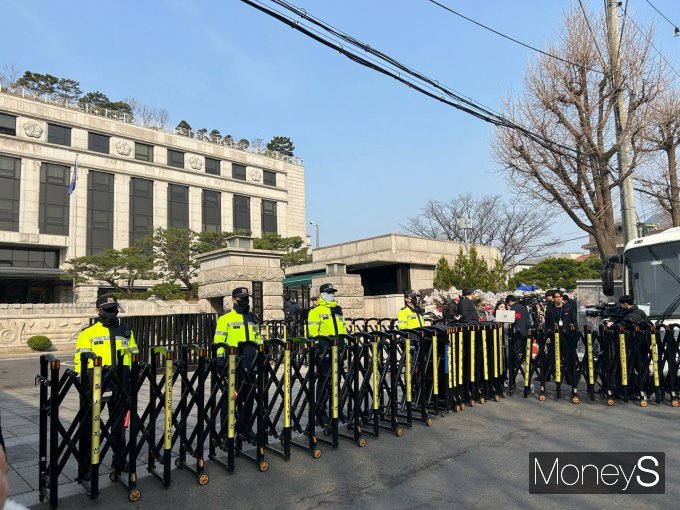 윤석열 대통령 탄핵 심판 선고 당일인 4일 서울 종로구 헌법재판소 앞에서 경찰들이 출입을 통제하는 모습. /사진=김성아 기자