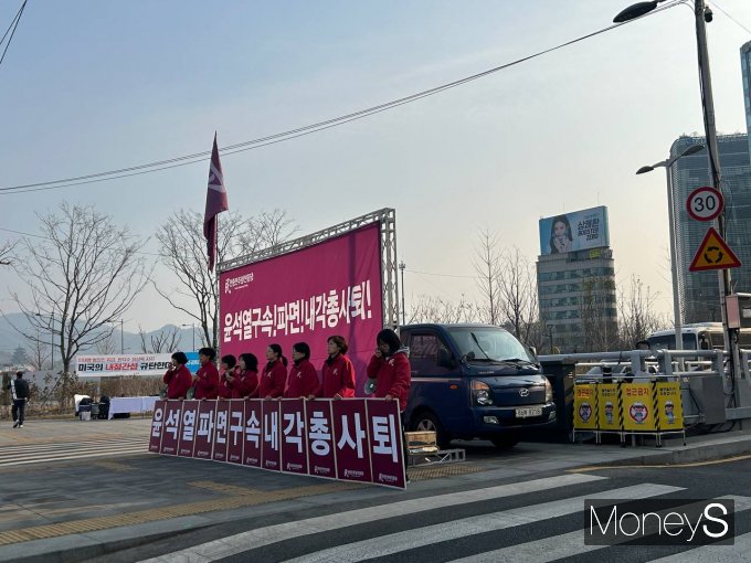 윤석열 대통령 탄핵 심판 선고 당일인 4일 서울 종로구 헌법재판소 앞에서 윤석열 대통령 파면을 촉구하는 시민들의 모습. /사진=김성아 기자