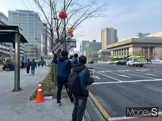 윤석열 대통령 탄핵 심판 선고 당일인 4일 서울 종로구 광화문 앞에서 시위하는 시민들의 모습. /사진=김성아 기자