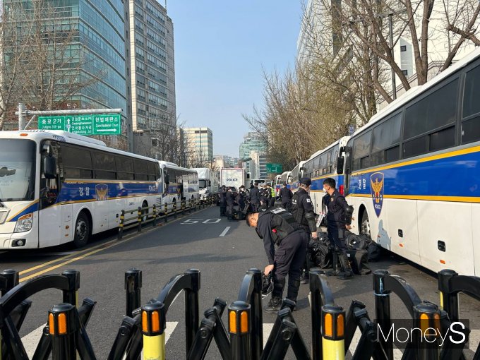 윤석열 대통령 탄핵 심판 선고 당일인 4일 서울 종로구 헌법재판소 인근에서 경찰들이 대기하는 모습. /사진=김성아 기자