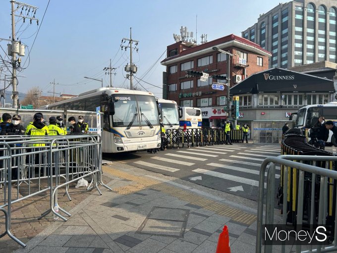윤석열 대통령 탄핵 심판 선고 당일인 4일 서울 종로구 헌법재판소 앞에서 경찰들이 대기하는 모습. /사진=김성아 기자