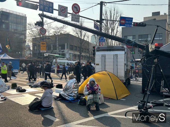윤석열 대통령 탄핵 심판 선고 당일인 4일 서울 종로구 헌법재판소 앞에 집회 참가를 위해 모인 시민들의 모습. /사진=김성아 기자
