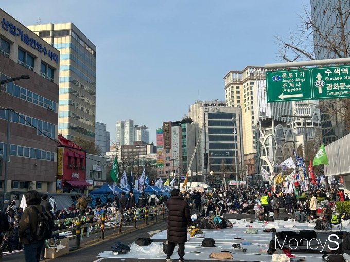 윤석열 대통령 탄핵 심판 선고 당일인 4일 서울 종로구 헌법재판소 앞에 집회 참가를 위해 모인 시민들의 모습. /사진=김성아 기자