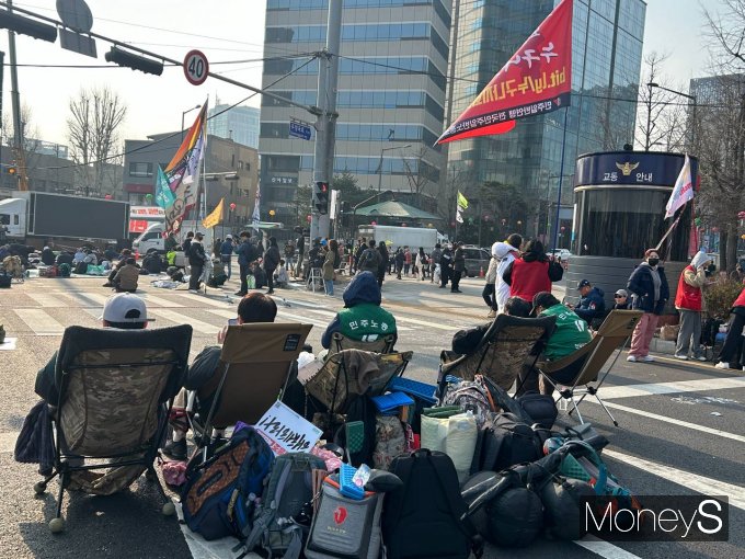 윤석열 대통령 탄핵 심판 선고 당일인 4일 서울 종로구 헌법재판소 앞에 집회 참가를 위해 모인 시민들의 모습. /사진=김성아 기자