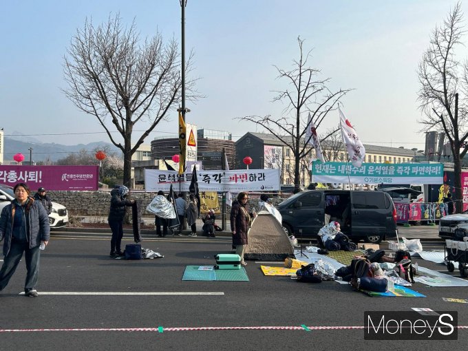 윤석열 대통령 탄핵 심판 선고 당일인 4일 서울 종로구 헌법재판소 앞에 집회 참가를 위해 모인 시민들의 모습. /사진=김성아 기자