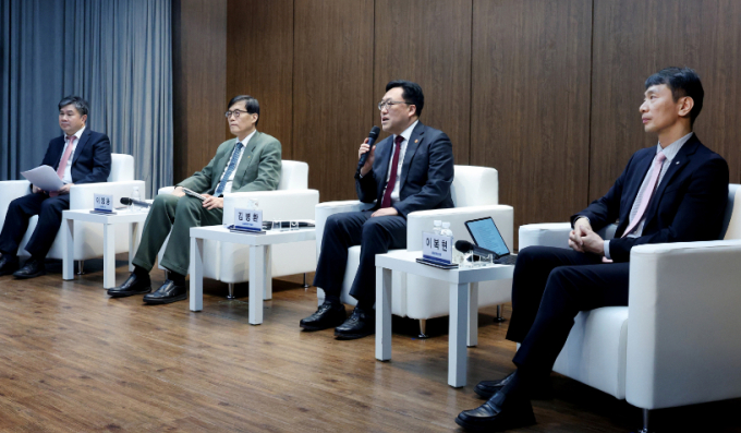 김병환 금융위원장이 3일 서울 중구 은행회관에서 열린 한국은행-한국금융연구원 공동 정책 컨퍼런스 '부동산 신용집중: 현황, 문제점 그리고 개선방안' 특별대담에서 발언하고 있다. 왼쪽부터 이항용 한국금융연구원 원장, 이창용 한국은행 총재, 김 위원장, 이복현 금융감독원장. 사진=뉴시스 김진아 기자 