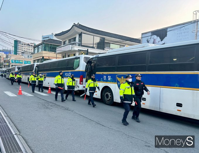 불과 몇달 전까지만 해도 외국인 관광객 등 유동인구로 북적였던 헌법재판소 주변 상권은 계속되는 집회로 관광객이 급감했고 상인들의 영업 피해도 커졌다. 사진은 서울 종로구 헌법재판소 주변 상권에서 삼엄한 경비 속 긴장감이 감도는 모습.  /사진=김성아 기자