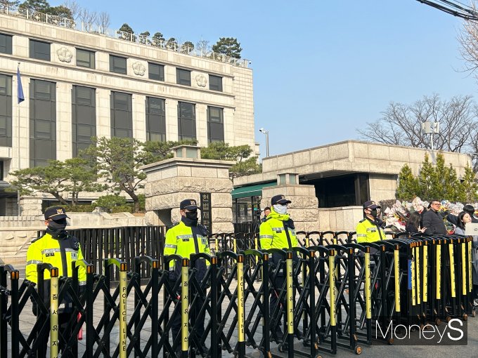헌재가 어떤 결정을 내리든 양측 지지자들의 집회는 당분간 계속될 것으로 전망돼 상인들의 마음은 여전히 반쯤은 얼어붙어 있사진은 이날 9시 헌법재판소 전경. /사진=김성아 기자