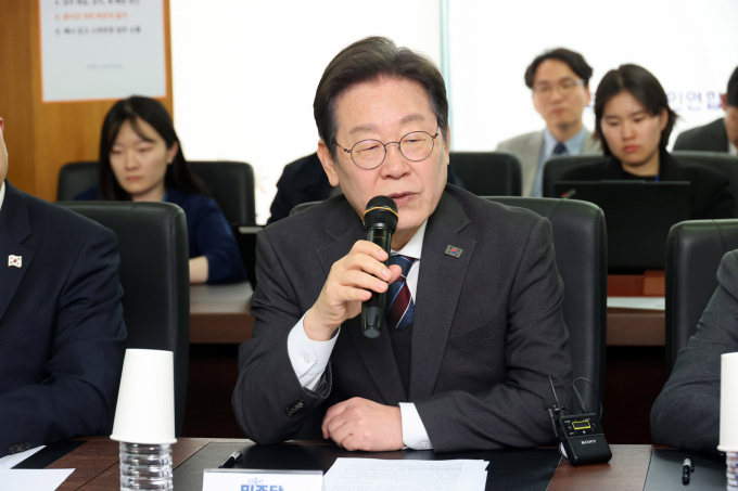 조기 대선이 확정되면서 이재명 더불어민주당 대표가 주목된다. 사진은 지난 2일 서울 여의도 소상공인연합회 대회의실에서 열린 민주당-소상공인연합회 민생경제 현장간담회에 참석한 이 대표. /사진=뉴시스(국회사진기자단)