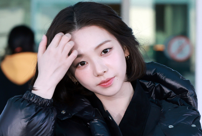 그룹 에스파 리더 카리나가 각막이 손상됐다고 고백했다.사진은 지난 2월  프라다 패션쇼 참석 차 인천국제공항 제2터미널을 통해 이탈리아 밀라노로 출국 에스파 카리나. /사진=뉴스1
