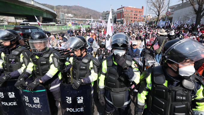  윤석열 대통령의 탄핵 심판 선고일인 4일 서울 용산구 한남동 대통령 관저 앞에서 경찰기동대가 경계근무를 서고 있다./사진=뉴스1