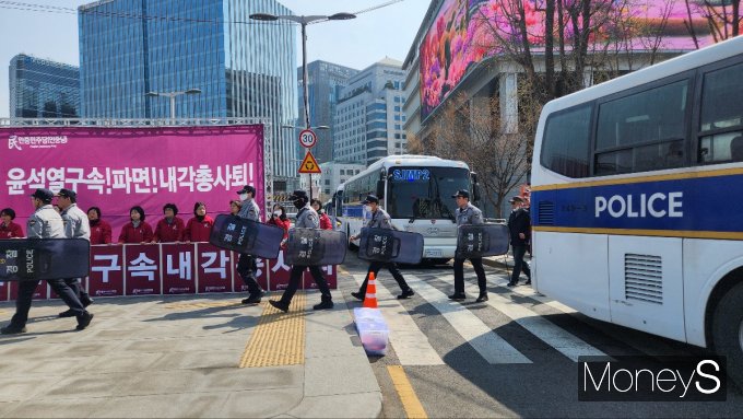 4일 윤석열 대통령 탄핵 심판 선고를 앞두고 서울 종로구 광화문과 헌법재판소 일대에 대규모 경찰 인력이 배치됐다. 인근 기업들은 대부분 재택근무를 권장했다. /사진=양진원 기자