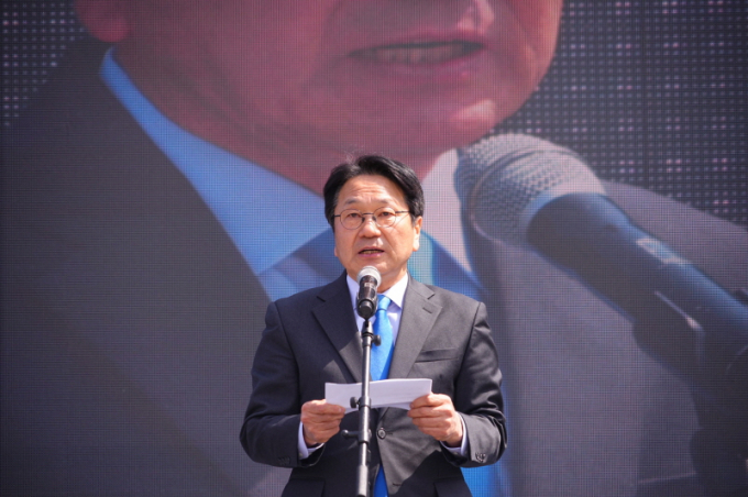 강기정 광주광역시장이 4일 5·18민주광장에서 헌법재판소의 윤석열 대통령 파면과 관련해 ‘광주 시민께 드리는 감사의 글’을 발표하고 있다./사진=광주시