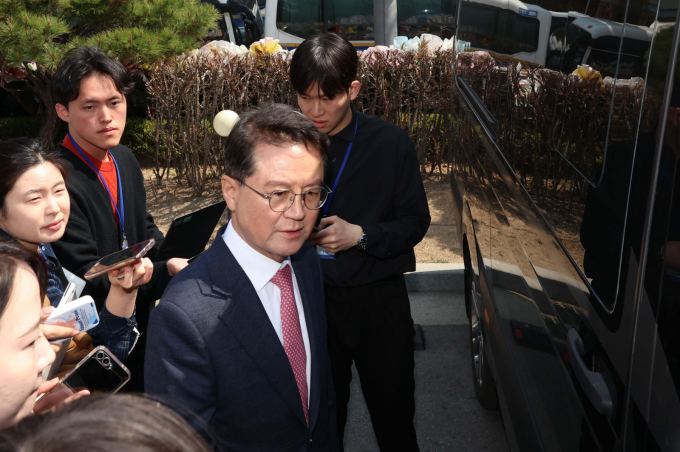 윤석열 전 대통령 측인 윤갑근 변호사가 4일 헌법재판소 결정에 의문을 표했다. 사진은 헌법재판소를 나서고 있는 윤 변호사. /사진=뉴시스(사진공동취재단)