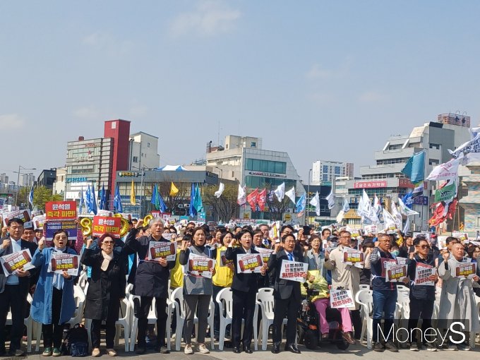 4일 광주 동구 금남로 5·18민주광장에서 강기정 광주시장을 비롯한 지역민들이 윤석열 대통령 탄핵 심판을 생중계로 지켜본 후 파면 결정에 환호하며 일어나 민중가요를 제창하고 있다/사진=이재호 기자